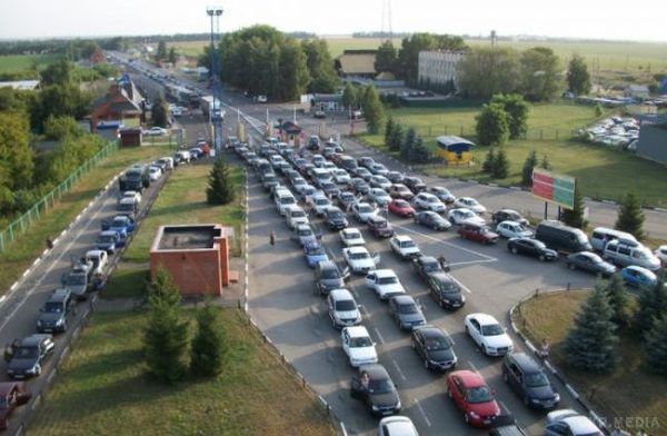  На українсько-польському кордоні утворилися автомобільні черги,.  У восьми пунктах пропуску на українсько-польському кордоні утворилися автомобільні черги, в яких стоять більше  800 авто
