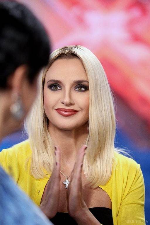 Відома телеведуча  Оксана Марченко змінила свій колір волосся і стала  блондинкою.(ФОТО). 43-річна  телеведуча дуже довгий час мала лише темний колір волосся.