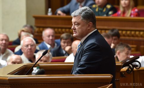 Президент України закликав телеканали більше мовити українською в ефірі. Порошенко нагадав, що минулого місяця підписав закон про збільшення частки україномовних пісень на радіо. 