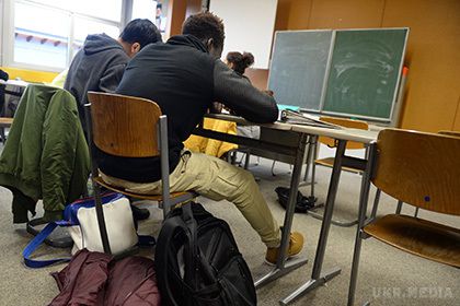 За спокусу вчителькою юнак відсудив у школи в США шість мільйонів доларів. Колишній учень школи в американському штаті Каліфорнія отримав через суд шість мільйонів доларів компенсації моральної шкоди за те, що його вчителька спокусила. 
