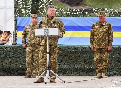 На військовому аеродромі Чугуєва Президент України  передасть військову техніку армії (ФОТО). Верховний Головнокомандувач ВПС України Петро Порошенко урочисто передав сертифікати відповідності на озброєння і військову техніку.