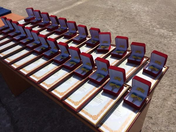 На військовому аеродромі Чугуєва Президент України  передасть військову техніку армії (ФОТО). Верховний Головнокомандувач ВПС України Петро Порошенко урочисто передав сертифікати відповідності на озброєння і військову техніку.