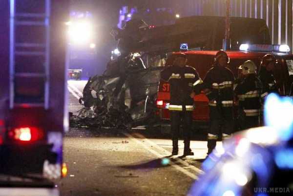У Польщі український автобус врізався у вантажівку: 5 загиблих. У Польщі на автотрасі поблизу Любліна мікроавтобус врізався у вантажівку, що стояла на аварійній смузі.