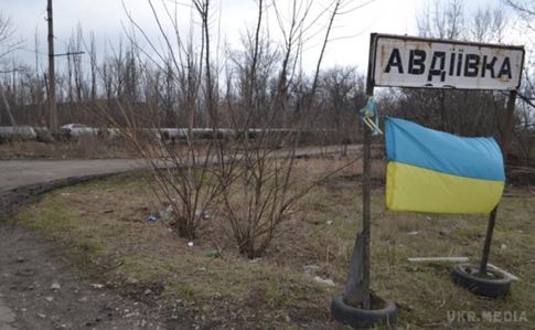 Бойовики обстріляли Авдіївку, ж/д рух зупинено (фото). У ніч на середу бойовики обстріляли з важкого артилерійського озброєння центральну частину міста Авдіївка (Донецька область).