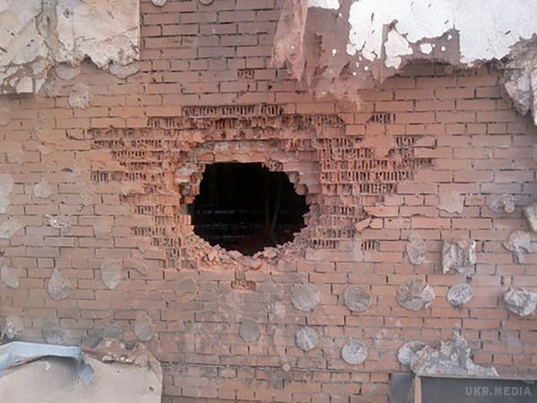 Бойовики обстріляли Авдіївку, ж/д рух зупинено (фото). У ніч на середу бойовики обстріляли з важкого артилерійського озброєння центральну частину міста Авдіївка (Донецька область).