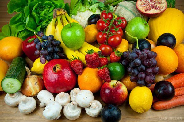 Вчені: Чоловіки, що віддають перевагу фруктам і овочам, привабливіше пахнуть для жінок.  Фахівці прийшли до висновку, що чоловіки, що віддають перевагу фруктам та овочевим салатам, мають більш привабливим для жінок запахом.