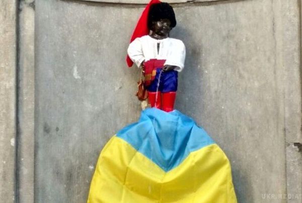 На Пісяючого хлопчика наділи прапор України. Там наші співгромадяни вирішили одягнути хлопчика, який Пісяє. На скульптуру намотали український прапор і наділи маленьку вишиванку.