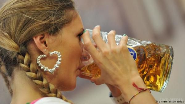 Що пити жінкам, які хочуть зміцнити кістки.  Жінки, які регулярно, які п'ють більше пива, кістки більш щільні, ніж у непитущих.  