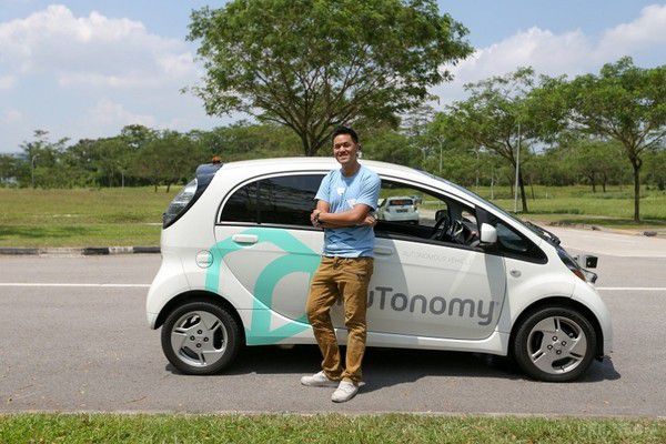 У Сінгапурі вийшли на маршрут перші безпілотні таксі. Компанія nuTonomy спеціалізується на ринку розробки ПО для автономного керування автомобілями. Зараз вона запустила в Сінгапурі роботу перше в світі безпілотних таксі.