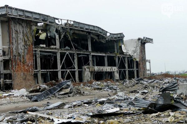 Фото руїн фортеці "кіборгів" - Донецького аеропорту . Руїни донецького аеропорту - це в основному залізобетонні каркаси, в повітрі досі відчувається трупний запах і на кожному кроці - присутність смерті.