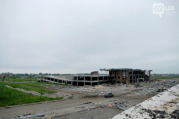 Фото руїн фортеці "кіборгів" - Донецького аеропорту . Руїни донецького аеропорту - це в основному залізобетонні каркаси, в повітрі досі відчувається трупний запах і на кожному кроці - присутність смерті.