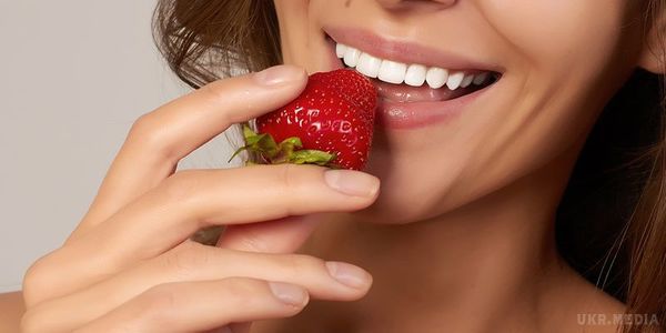 Ці продукти допоможуть зубам залишатися здоровими та білими. Стоматолог доктор Гарольд Кац рекомендує для підтримання здоров'я і білизни зубів частіше їсти темний шоколад, полуницю і пити зелений чай.