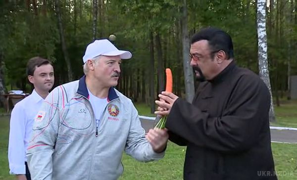 Лукашенко пригостив Сігала морквиною (фото). Білоруський президент зробив для американського актора екскурсію по своїй заміській резиденції, почистив для нього морквину з грядки.