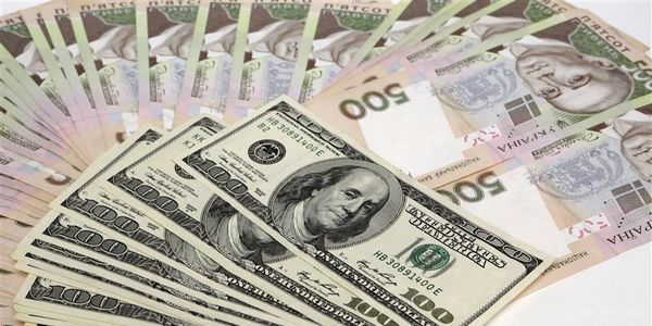 Долар в Україні зріс ще більше. Національний банк України на сьогодні, 26 серпня, знизив офіційний курс гривні ще на 2 копійки – до 25,32 грн за долар проти 25,30 грн за долар у четвер. 