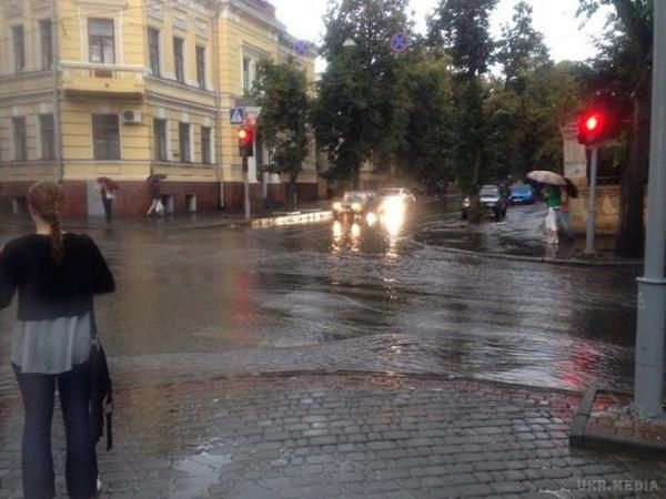 Злива перетворила Харків на "Венецію" (фото, відео). Користувачі припускають, що причиною такого явища є погана зливова система.