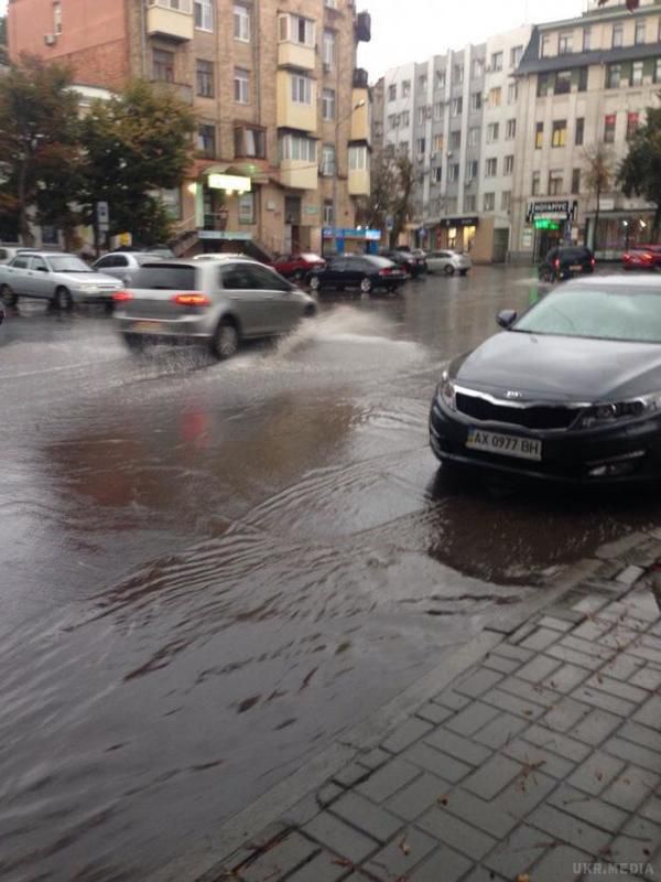 Злива перетворила Харків на "Венецію" (фото, відео). Користувачі припускають, що причиною такого явища є погана зливова система.
