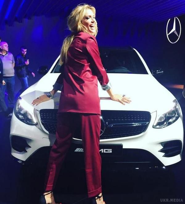 Співачка Віра Брежнєва здивувала всіх, новим іміджем.  Брежнєва здивувала всіх, відвідавши Московський автосалон 2016.