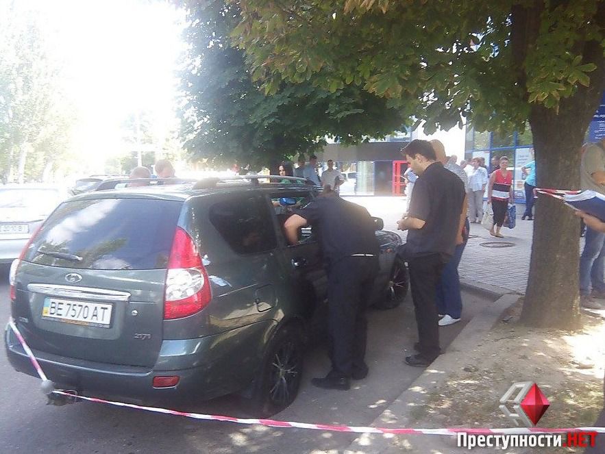У Миколаєві розстріляли автомобіль клієнтів банку, викрадено 2,6 млн гривень. У Миколаєві оголошено план "Перехоплення".