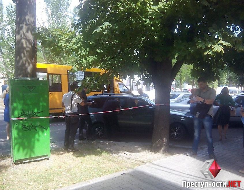 У Миколаєві розстріляли автомобіль клієнтів банку, викрадено 2,6 млн гривень. У Миколаєві оголошено план "Перехоплення".