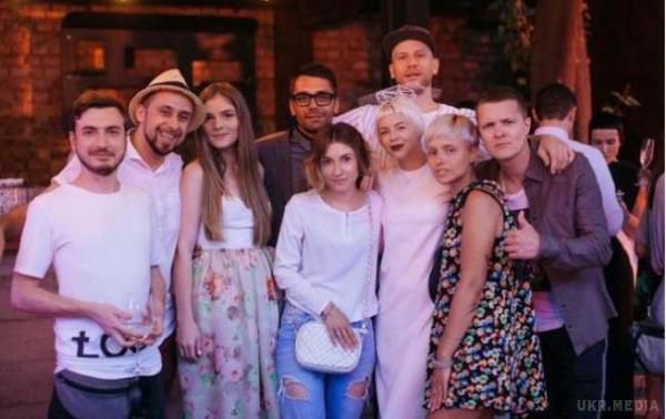 Onuka розповіла про першу зустрічі з чоловіком і показала весільне фото. Молодята познайомилися більше десяти років тому на одній з вечірок, під час якої Ната Жижченко постійно плакала.