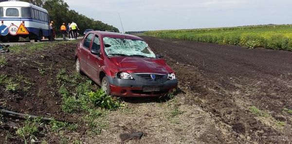Під Харковом автомобіль врізався в групу дорожніх робітників(фото). Аварія сталася близько половини десятої ранку 26 серпня на 18-му кілометрі автодороги Чугуїв-Мілове.