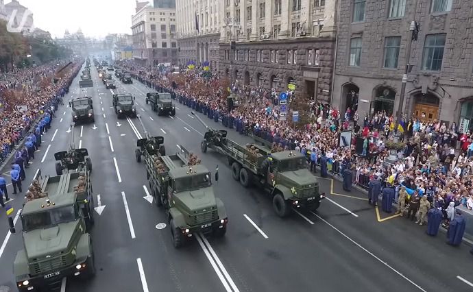 Військовий парад з висоти пташиного польоту (відео). В День незалежності України пройшов військовий парад.
