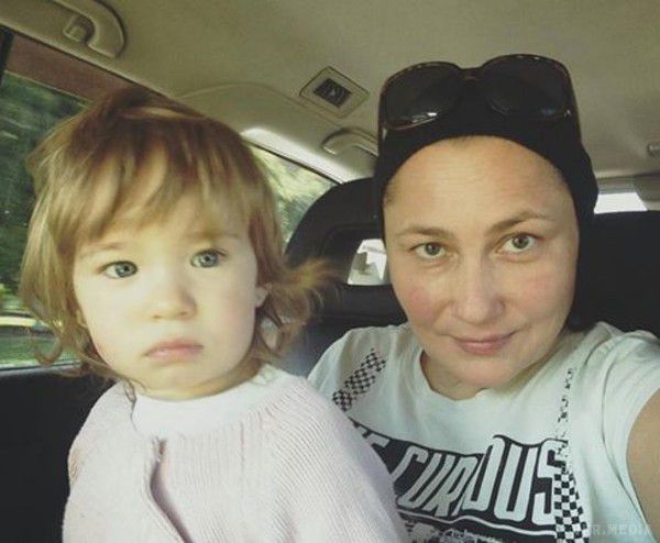 Олена Мозгова показала підрослу дочку (фото). 42-річна Олена Мозгова опублікувала в Facebook спільну фотографію з дочкою Соломією. 26 серпня малій виповнилося півтора року.