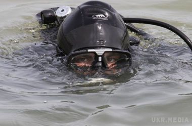 Водолази припинили шукати пістолет, з якого був вбитий Цукерман у Кривому Озері. Фахівці прочесали все дно річки біля мосту.
