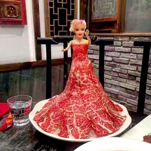 М'ясну сукню Леді Гаги можна скуштувати в ресторані (фото). М'ясна сукня Леді Гаги відтепер їстівна. Правда, для цього потрібно летіти в Китай.