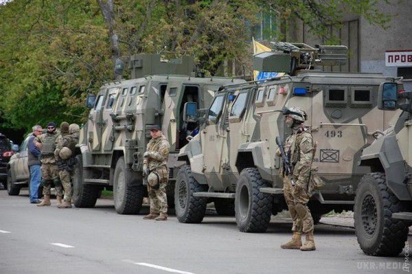 Командування Національної гвардії наказало вивести полк «Азов» із Маріуполя. Спецпризначенці будуть чергувати на блокпостах поза зоною АТО.