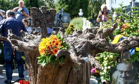 У Києві відкрили пам'ятник Богдану Ступці.  Монумент було вирішено встановити в вигляді дерева, яке пустило коріння в землю.