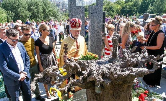 У Києві відкрили пам'ятник Богдану Ступці.  Монумент було вирішено встановити в вигляді дерева, яке пустило коріння в землю.
