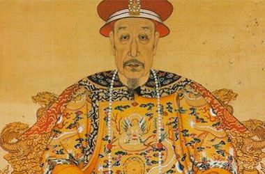 Шахрай під виглядом воскреслого імператора випросив у китаянки мільйони доларів. Двох жителів Китаю визнали винними у вимаганні у забезпеченої жінки 47 мільйонів юанів (близько семи мільйонів доларів).