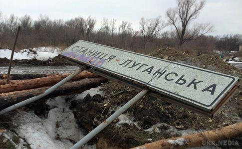На Луганщині через обстріли 12 тисяч людей залишилися без води і світла. В результаті обстрілу 12 тисяч жителів Станично-Луганського району залишились без води, світла та зв'язку.