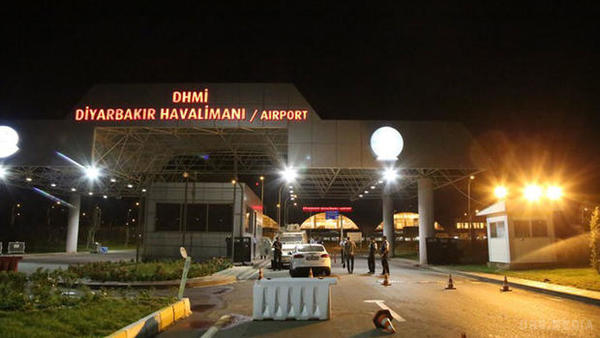 Теракт в Туреччині: Аеропорт у турецькому Діярбакирі піддався ракетному обстрілу. Обстріл аеропорту Діярбакир на південному сході Туреччини - це теракт. Влади прокоментували ракетний обстріл і зв'язали його з членами Робочої партії Курдистану (РПК).