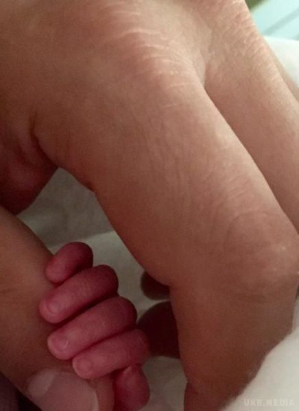 Олена Кравець опублікувала зворушливе фото малюка. Олена Кравець вперше виклала в мережу фото, на якому видна крихітна ручка новонародженого малюка.