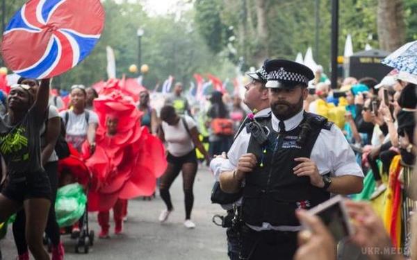 Заворушення в Лондоні: в результаті вакханалій заарештовано понад 100 осіб (фото, відео). Лондонська поліція заарештувала понад 100 осіб із-за спалаху насильства під час карнавалу Ноттінг Хілл, який проводиться щороку на честь карибської культури.
