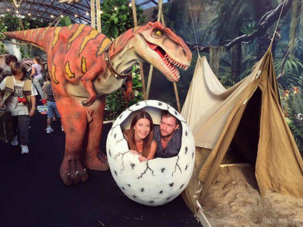 Відома телеведуча Альона Водонаєва подарувала своєму синові  прекрасне свято. На вечірку знаменитість зібрала кілька інших дітей зірок і організувала малюкам справжнє подорож в еру динозаврів.