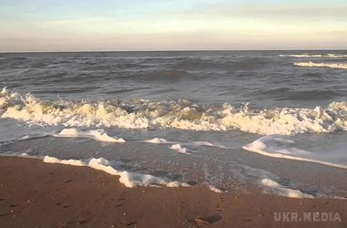 На берег Азовського моря винесло мертве тіло. Загиблого чоловіка з води дістали місцеві жителі.