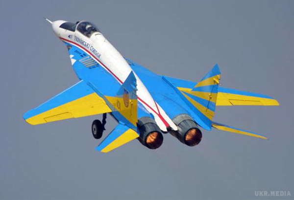 Пілоти українського Міг-29 виконують небезпечні трюки. Відео. Всю потужність літака можна відчути завдяки камері в кабіні пілота.