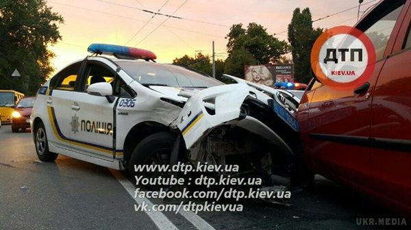 В Києві сталося маштабне ДТП за участю поліції (відео). Внаслідок ДТП з участю патрульних поліцейських постраждали діти.