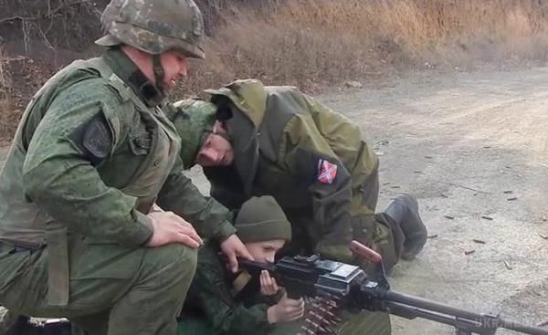 На окупованому  Донбасі дітей вчать вбивати та виживати на полі бою. Хлопці у школі вчаться метати гранати, розбирати і збирати бойові автомати і навіть стріляють з них.