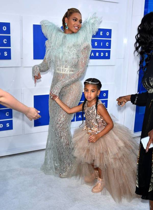 Маленька зірка: дочка Бейонсе підкорила публіку розкішним вбранням на MTV Music Awards(фото). Бейонсе з'явилася на заході в компанії дочки, увагу до якої було не менше, ніж до її знаменитої мами.