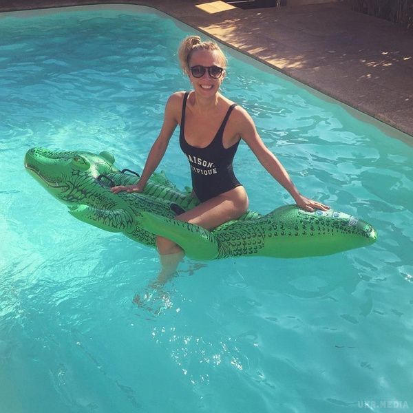 Василиса Фролова показала, як вона плавала з крокодилом (фото). 38-річна телеведуча Василіса Фролова провела свою літню відпустку в Греції, на острові Міконос.