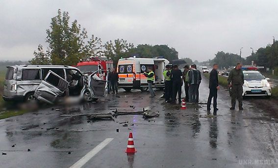 Страшна аварія біля Слов'янська: є загиблі (фото). На мокрій дорозі зіткнулися два автомобілі.