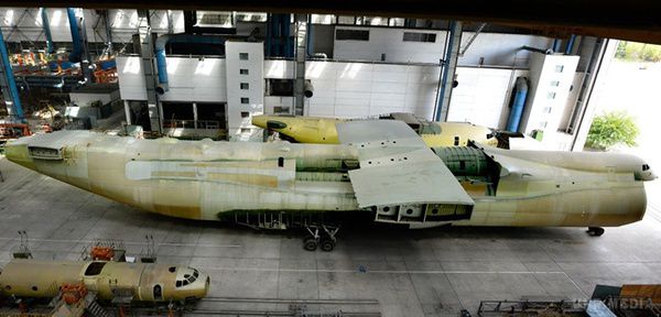 "Антонов" домовився з Китаєм серійно випускати "Мрію". Державне підприємство "Антонов" підтвердило інформацію про договор спільно виготовляти разом з китайською компанією Aerospace Industry Corporation of China (AICC) найбільший у світ транспортний літак Ан-225 "Мрія". 