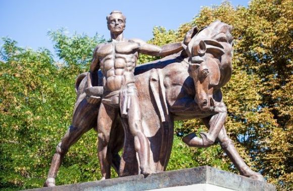 У Львові відкрили перший в Україні пам'ятник ветеринару. Гроші на монумент збирали 25 років.