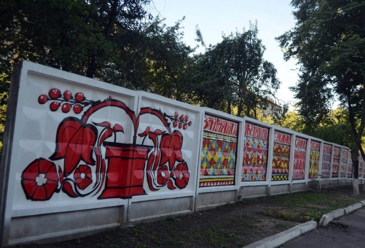 Пишаюся Україною: у Вінниці на паркані з'явилася 200-метрова "вишиванка" з усіх регіонів (фото). Сьогодні жителі Вінниці, проходячи однією з вулиць, могли з гордістю сказати: Пишаюся Україною!" і було від чого.