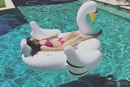 49-річна Сальма Хайєк у бікіні розляглася на білому лебеді. Голлівудська актриса Сальма Хайєк показала, як вона провела останній день літа.