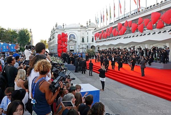 Кращі кадри з церемонії відкриття 73 Венеціанського фестивалю. Увечері 31 серпня на острові Лідо відкрився 73-й Венеціанський фестиваль. 